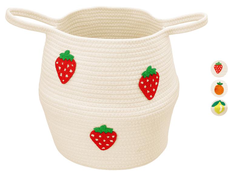 Cremefarbener Aufbewahrungskorb mit Griffen und gestickten Erdbeeren.