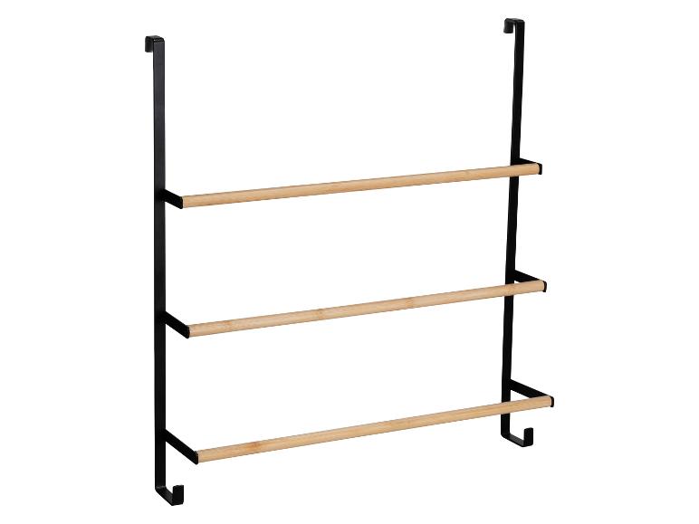 Ein schwarzer Handtuchhalter mit drei Holzstangen.