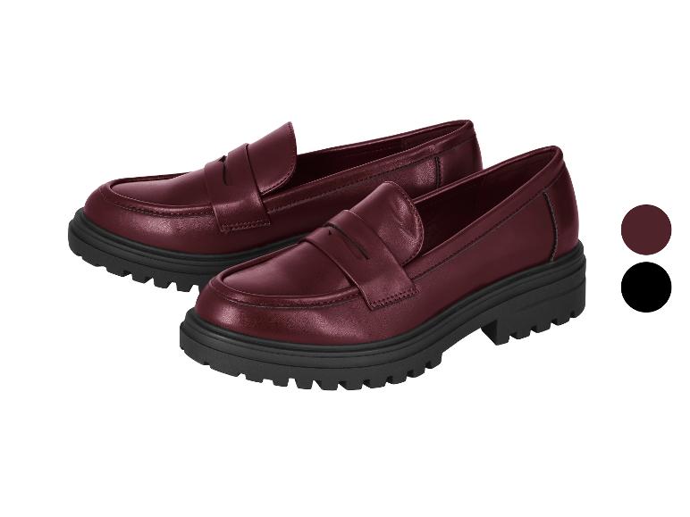 Bordeauxfarbene Loafer mit schwarzer klobiger Sohle, präsentiert mit Farbmustern in Bordeaux und Schwarz.