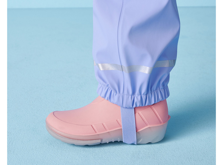 Lila Regenhose mit reflektierenden Streifen und rosa Gummistiefel.