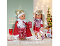 Zwei Weihnachtspuppen in festlicher Kleidung in einer verspielten Winterlandschaft.