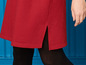 Ein rotes Kleid mit Schlitz und schwarze Strumpfhosen.