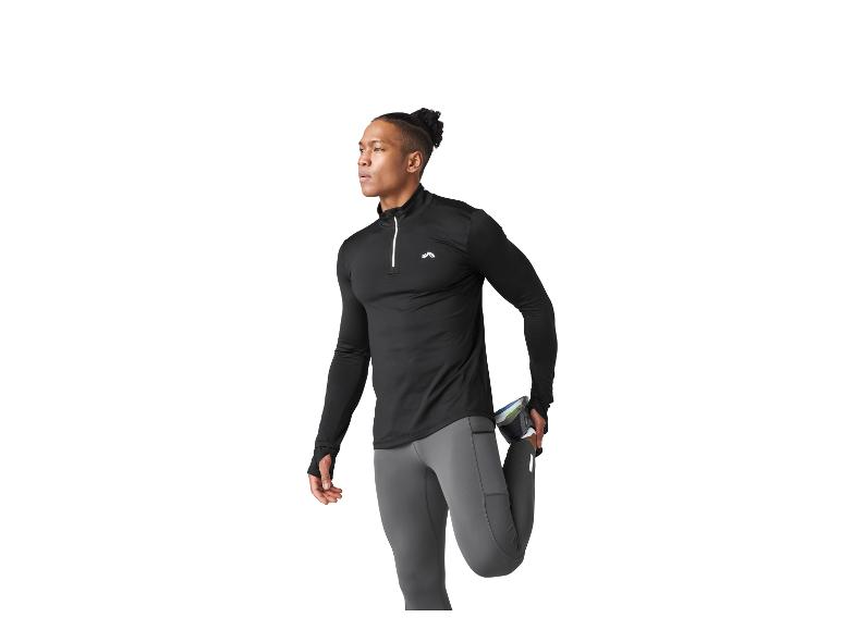 Mann in schwarzem Langarmshirt und grauen Leggings, dehnt sich.