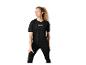 Frau in schwarzem Sport-T-Shirt und Leggings