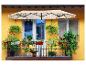 Terrassenschirm über einem Balkon mit Blumen und Pflanzen.