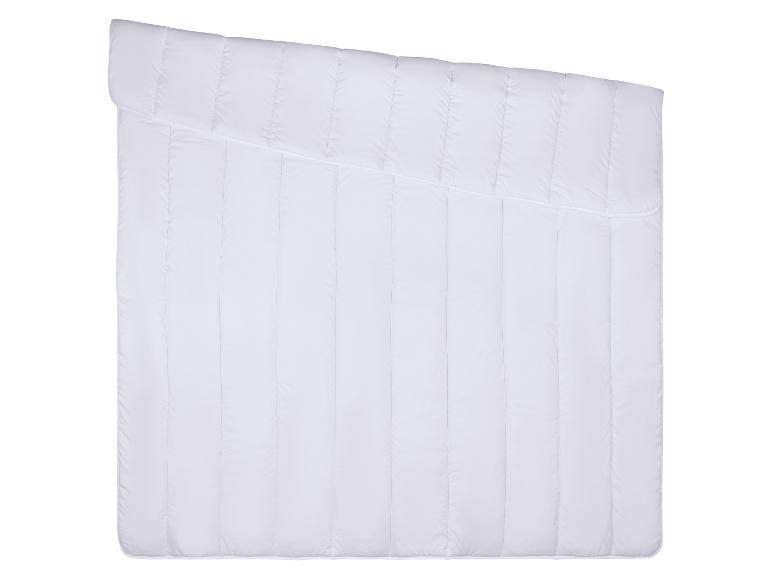 Weiße gesteppte Bettdecke mit vertikalen Nähten und einer diagonalen Naht