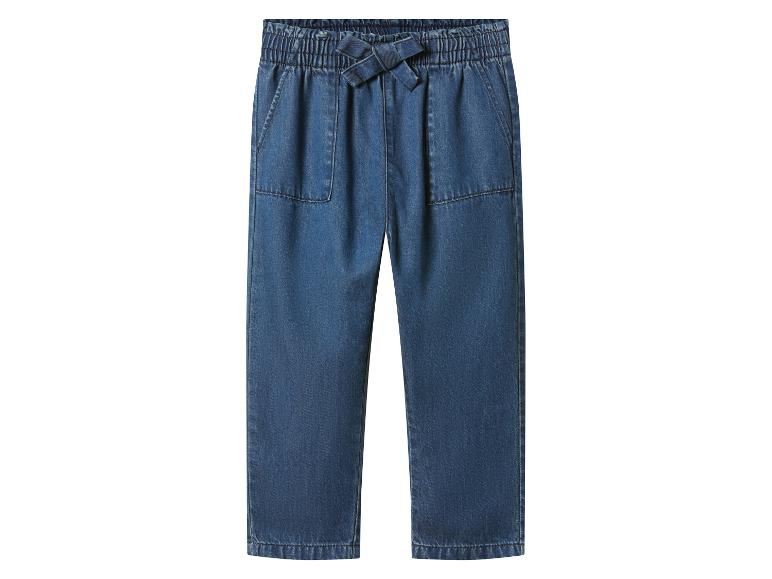 Blaue Jeanshose mit elastischem Bund und Schleife vorne.