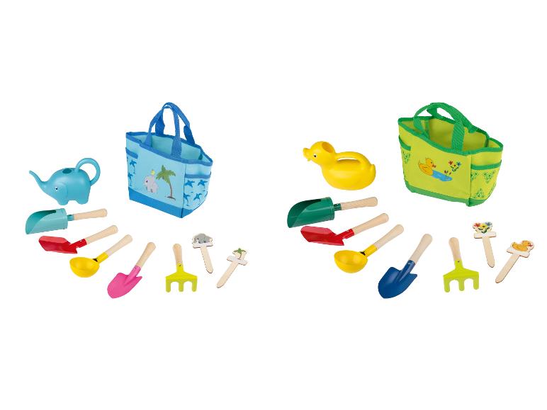 Zwei Sandspielzeug-Sets, bestehend aus Gießkannen, Schaufeln, Rechen und Taschen.