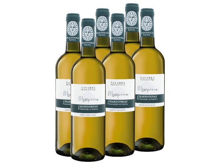 Sechs Flaschen Chardonnay-Wein, im Fass fermentiert, mit weißen und grünen Etiketten.