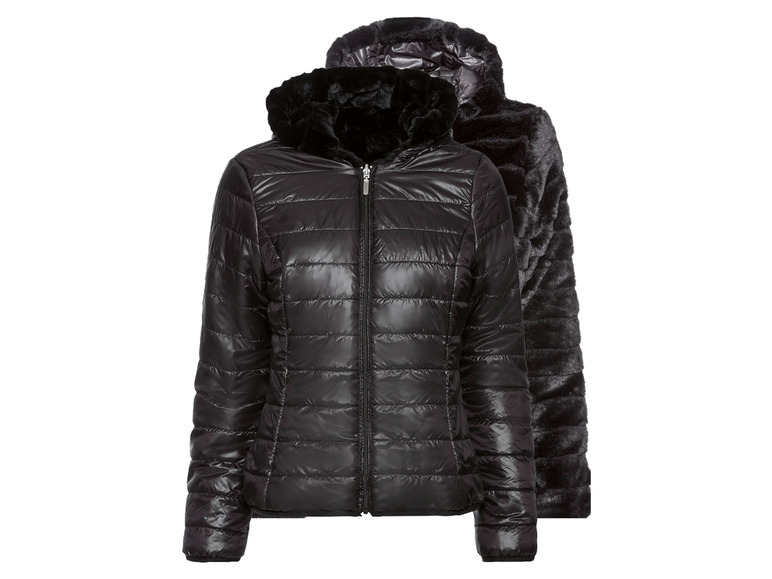 Schwarze Steppjacke mit Kapuze und Kunstfell.