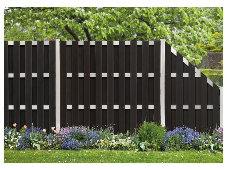 Dunkelbrauner Kompositzaun mit weißen Pfosten und Blumenbeet im Vordergrund.