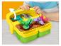 Kind spielt mit einem Play-Doh Garten-Set und kreiert bunte Pflanzen.