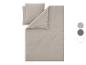 Beige Bettwäschegarnitur mit zwei Kissenbezügen und einem Bettbezug.