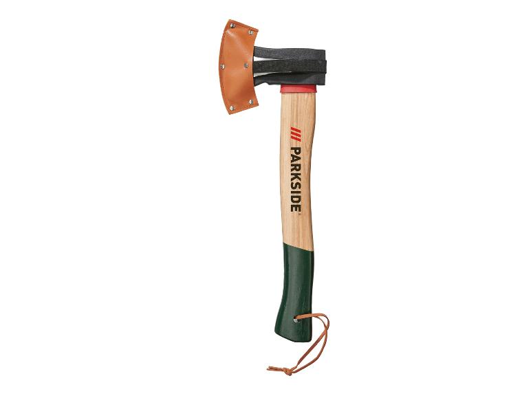 Axt mit Holzstiel und Lederschneidenschutz.