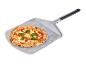 Frisch gebackene Pizza mit Basilikum auf einem Metall-Pizzaschieber.