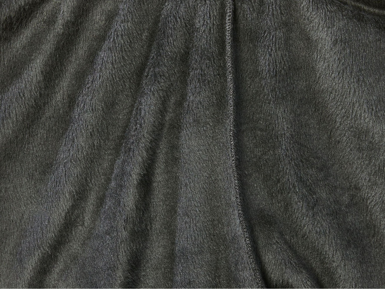 Dunkelgrauer Samtstoff mit einer Naht.