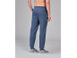 Mann in blauer Jogginghose und grauen Sneakern.