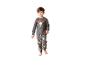 Kleiner Junge in Halloween-Pyjama mit Skelett und dem Text „BOOO YA!“.