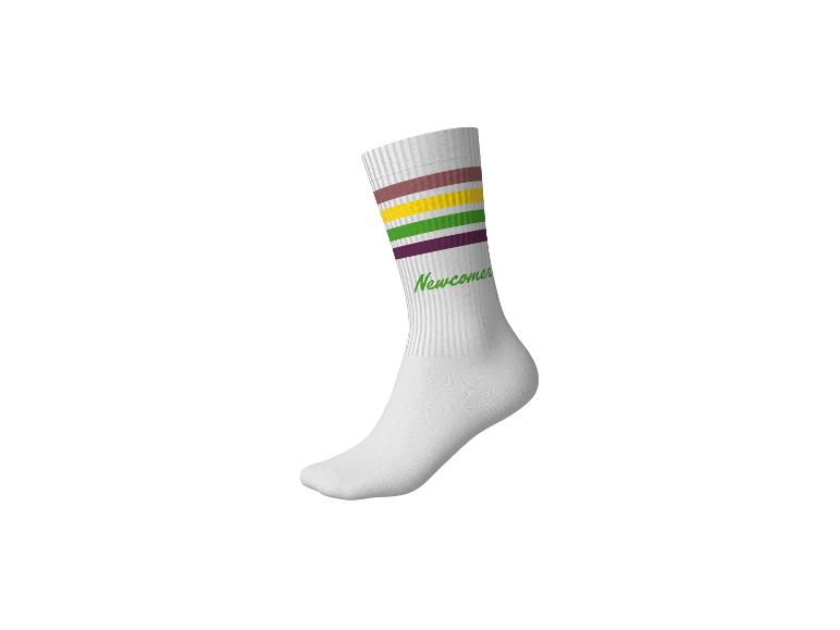 Weißer Socken mit bunten Streifen und dem Schriftzug „Newcomer“ in Grün.