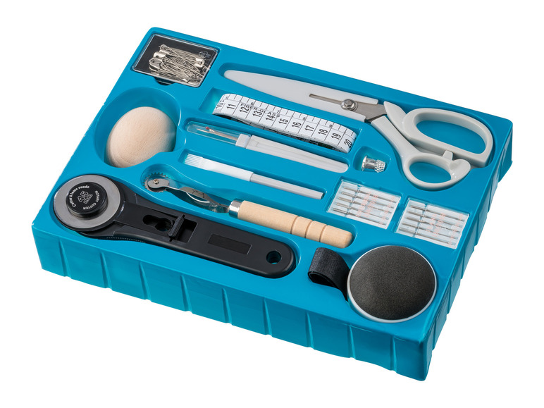 Nähset mit Schere, Rollmesser und Nadeln.