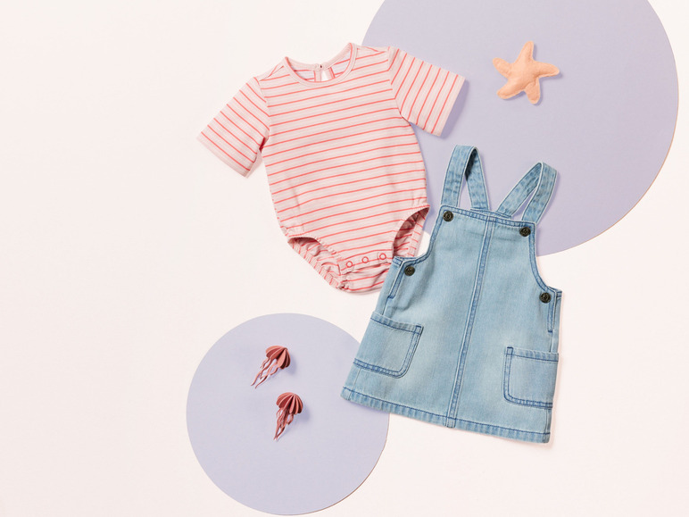 Ein rosa gestreiftes Bodysuit und ein Jeanskleid mit Trägern für Babys.