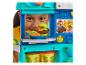 Ein Kind spielt mit Play-Doh in einem Spielzeug-Foodtruck.