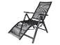 Schwarzer klappbarer Liegestuhl mit Fußstütze, ideal für den Garten.