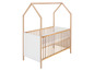 Ein Holz-Babybett mit einem Dach in Hausform.