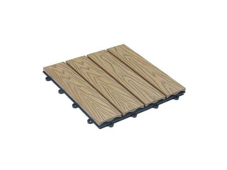 Holzterrasse Fliese mit vier Dielenabschnitten und schwarzer Kunststoffbasis.