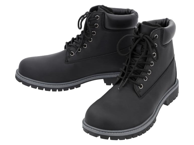 Ein Paar schwarze, geschnürte Winterstiefel mit dicken Sohlen.
