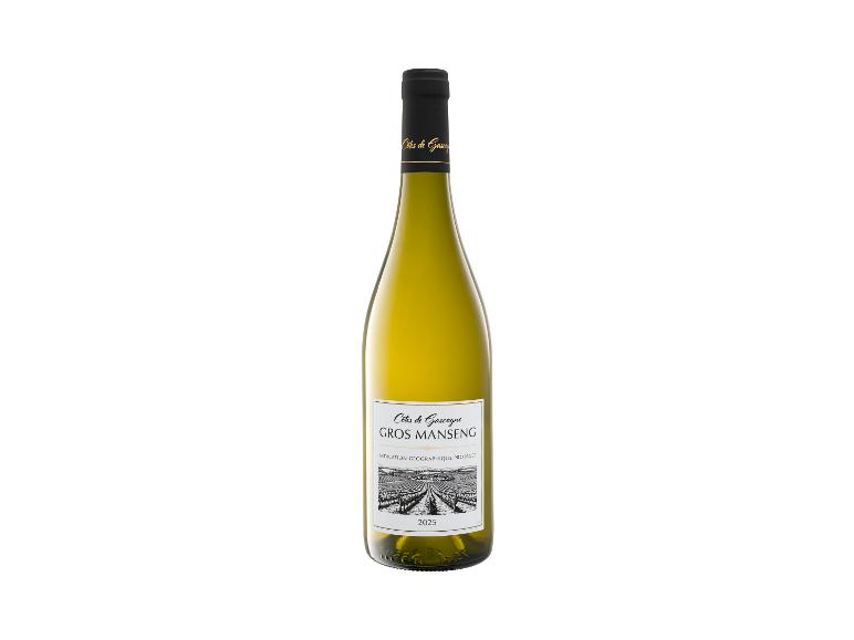 Weißweinflasche mit Etikett „Côtes de Gascogne Gros Manseng 2025“ und einer Weinbergslandschaft.