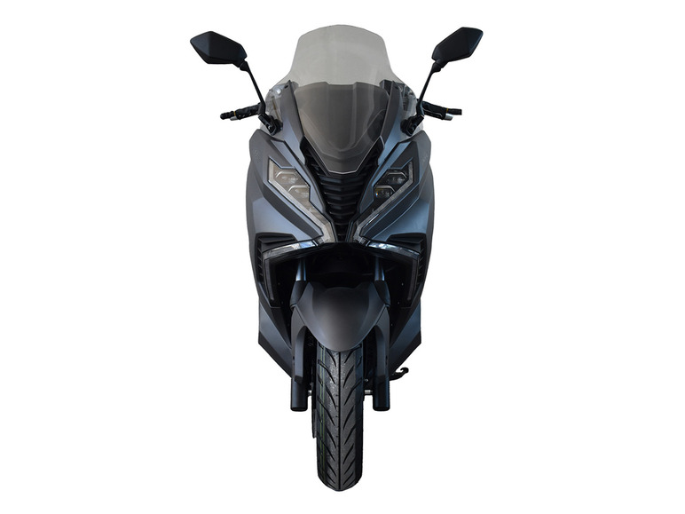 Ein grauer Roller mit Windschutzscheibe.