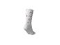 Weiße Socke mit roten Buchstaben des Alphabets: A, B, N, G, H, O, P, U, V