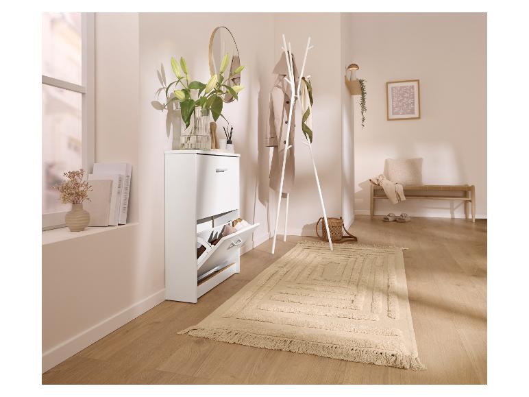 Flur mit weißem Schuhschrank, Garderobe, Bank und beigem Teppich.