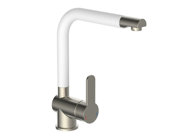 Eine weiße Küchenarmatur mit einem silbernen Griff.