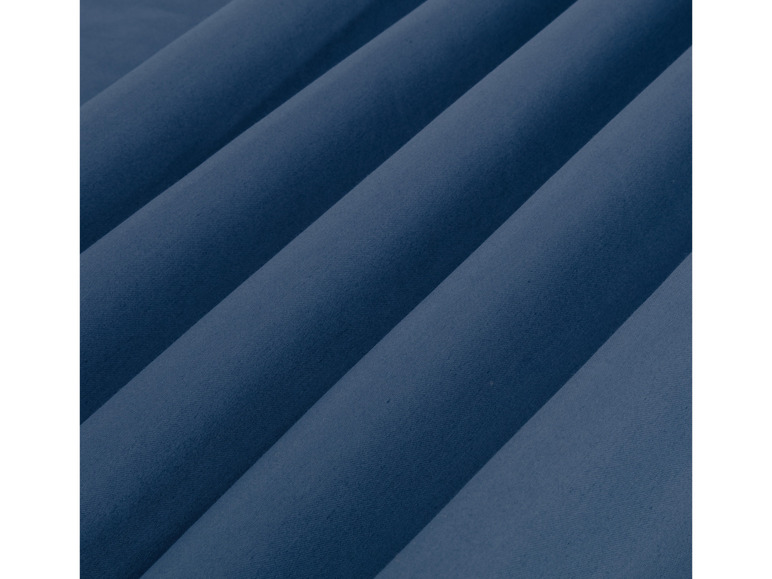 Nahaufnahme eines blauen Stoffhintergrunds.