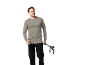 Mann in Langarmshirt und Zip-Off-Hose mit Trekkingstöcken.