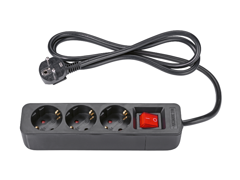 Schwarze Steckdosenleiste mit drei Steckdosen und rotem Schalter, mit Kabel und Stecker.