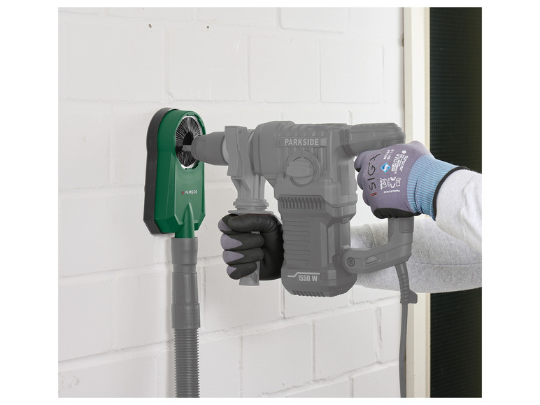 Ein Parkside Bohrhammer mit angeschlossener Absaugung an einer Wand.