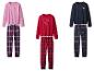 Drei Pyjama-Sets: rosa mit karierter Hose, rot mit karierter Hose und marineblau mit karierter Hose.