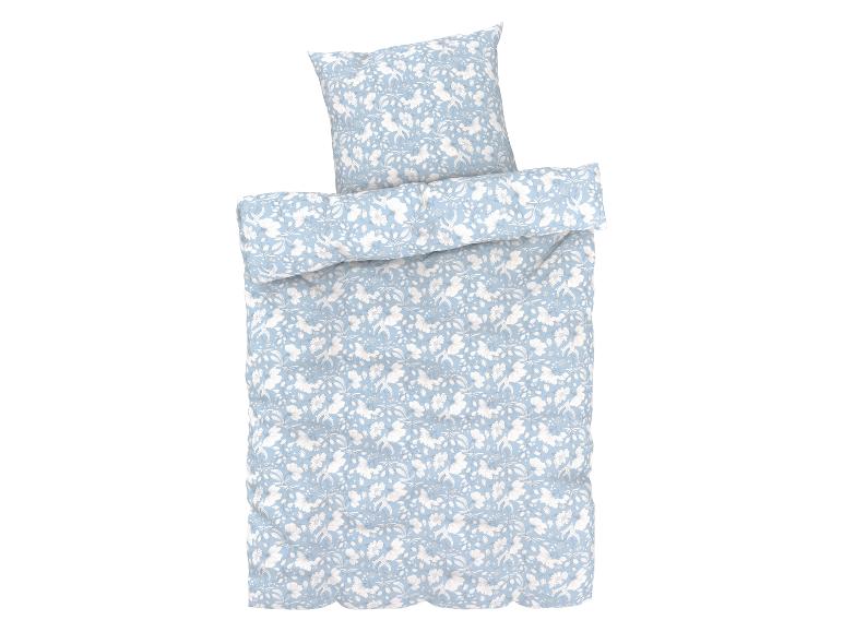 Hellblaue Bettwäsche mit weißem Blumenmuster: Bettbezug und Kissenbezug.