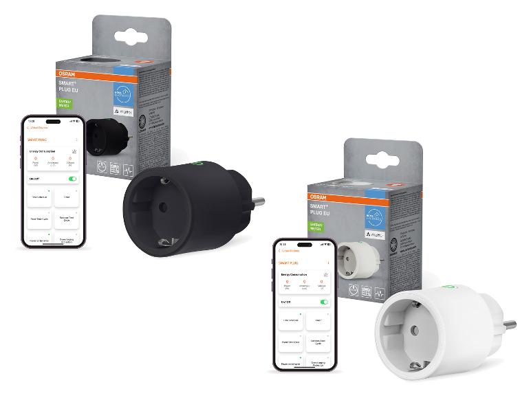 Zwei smarte Stecker, ein schwarzer und ein weißer, mit einer App-Oberfläche zur Energieverwaltung.