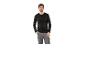 Mann in schwarzem Langarmshirt und grauer Arbeitshose.