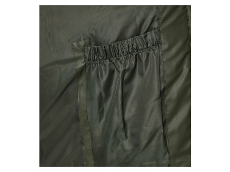 Grüne wasserdichte Jacke mit einer Innentasche.