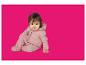 Baby im rosa Overall auf rosa Hintergrund