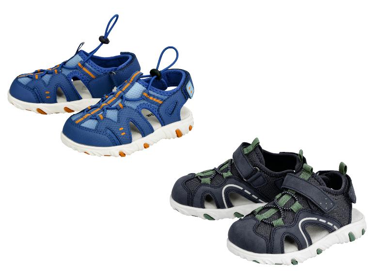Zwei Paar Kindersandalen: blaue mit orangefarbenen Akzenten und dunkelblaue mit grünen Akzenten.