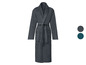 Ein grauer Bademantel mit Gürtel.
