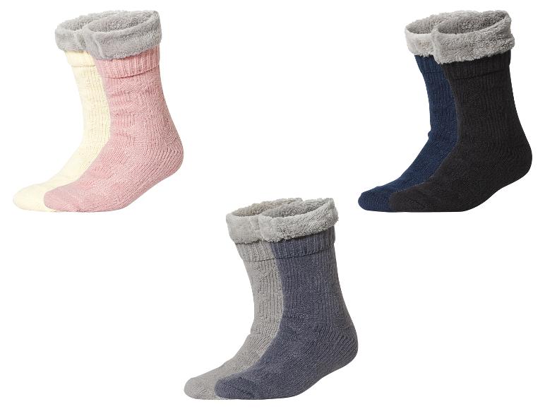 Drei Paar kuschelige, mit Fleece gefütterte Socken in Rosa/Creme, Schwarz/Blau und Grau/Dunkelblau.