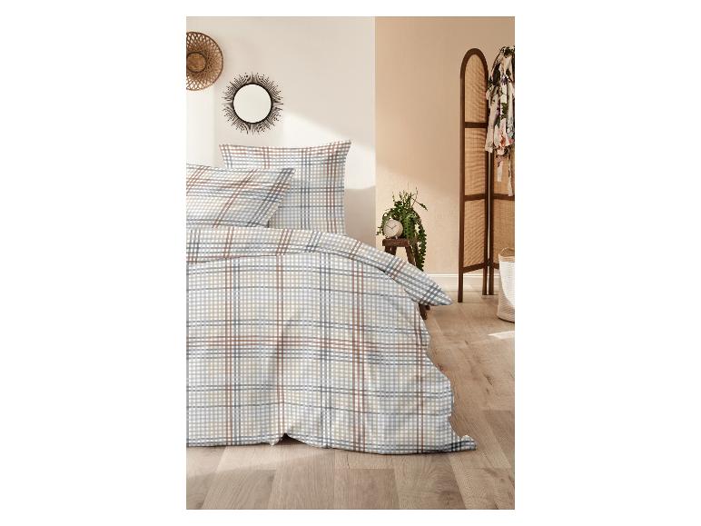 Bettwäsche mit Karomuster in Braun- und Grautönen.