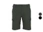 Dunkelgrüne Cargo-Shorts mit braunem Knopf und Seitentaschen.